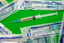 Chiến dịch của hacker đóng giả là một công ty cung ứng kho lạnh, trong khi vaccine Covid-19 của Pfizer cần được bảo quản ở nhiệt độ cực thấp. Ảnh: Cnet.