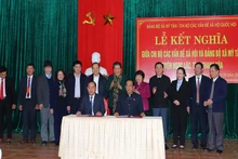 Phó Chủ tịch Quốc hội cùng các đại biểu chứng kiến ký kết nội dung ghi nhớ giữa hai tổ chức đảng.