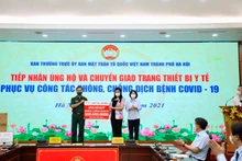 Đại diện Viettel Hà Nội ủng hộ Quỹ phòng, chống Covid-19.
