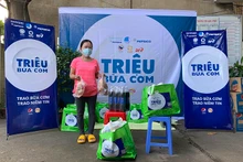 Người dân ở Liên khu 1-6, Bình Trị Đông, TP Hồ Chí Minh nhận quà hỗ trợ khẩn cấp của AFV và CARE quốc tế tại Việt Nam (Ảnh: AAV).