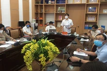 PGS, TS Lương Ngọc Khuê và các thành viên của Hội đồng chuyên môn tại điểm cầu Bộ Y tế. (Ảnh: LÊ HẢO)