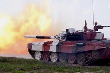 Xe tăng của đội tuyển Việt Nam bắn đạn thật hiệu chỉnh pháo chính. Ảnh: TRỌNG HẢI
