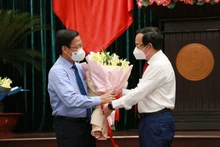 Đồng Chí Nguyễn Văn Nên, Ủy viên Bộ chính trị, Bí Thư Thành ủy TP Hồ Chí Minh tặng hoa chúc mừng đồng chí Phan Văn Mãi, Ủy viên Trung ương Đảng, Chủ tịch UBND TP Hồ Chí Minh (bên trái).