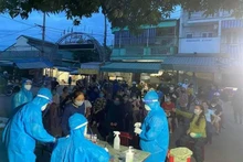 Xét nghiệm, truy vết F0 liên quan đến chợ đầu mối Vinh.