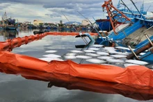 Tàu cá bị chìm một phần gây sự cố tràn dầu đã được xử lý tạm thời. Ảnh: Hoàng Hiệp/Báo Đà Nẵng