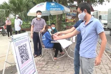 Người dân quét mã QR tại các điểm vào địa phận tỉnh.