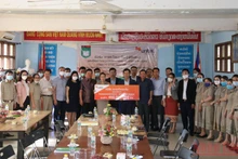Toàn cảnh Lễ tài trợ học bổng và các giải pháp công nghệ của Star Telecom tặng Trường song ngữ Lào - Việt Nam, chiều 18/8.