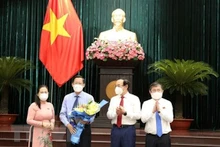 Ông Phan Văn Mãi nhận hoa chúc mừng của các vị lãnh đạo TP Hồ Chí Minh. (Ảnh: TTXVN)