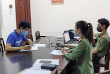 Cơ quan chức năng làm việc với ông T.V.N. (Ảnh: Công an tỉnh Lâm Đồng).