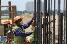 Đại diện liên danh Vinaconex-Trung Chính cho biết, dù thời tiết khá nóng bức, nhưng tất cả đều phải đeo khẩu trang trong quá trình làm việc; đồng thời bố trí ở giãn cách, ăn uống so le giờ để giảm mật độ tập trung.