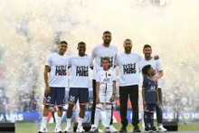 Messi cùng với bốn tân binh khác của PSG ra mắt người hâm mộ trên sân Parc des Princes. (Ảnh: Getty Images)