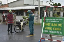 Các lực lượng quân sự xã Phạm Văn Cội, huyện Củ Chi, Thành phố Hồ Chí Minh làm nhiệm vụ ở chốt đường liên xã Bùi Thị Điệp 501. (Ảnh: TTXVN)