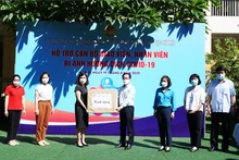 Giám đốc Sở Giáo dục và Đào tạo Hà Nội Trần Thế Cương trao quà tại Trường mẫu giáo Việt-Triều hữu nghị. Ảnh: THANH TÙNG/TTXVN