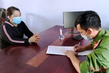 Công an thị trấn Phong Điền lập biên bản vi phạm các quy định về phòng, chống dịch bệnh Covid-19 đối với bà Nguyễn Thị Tâm.
