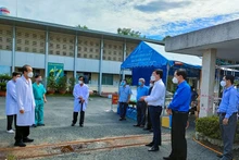 Lãnh đạo tỉnh Đồng Tháp thăm, động viên các y, bác sĩ Bệnh viện đa khoa Sa Đéc.