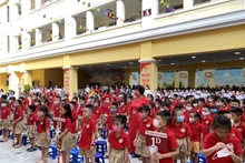Học sinh lớp 1 trong ngày khai giảng năm học mới 2020-2021