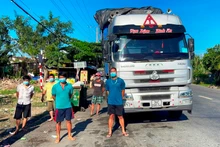 Những người đi trên xe container trái phép bị lực lượng công an phát hiện, xử lý.