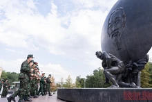 Đoàn Quân đội nhân dân Việt Nam dâng hoa tại Tượng đài Hồ Chí Minh ở thủ đô Moscow, Liên bang Nga.