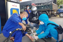 Nhóm thiện nguyện Tâm An chia sẻ từng lít xăng hỗ trợ người về quê.