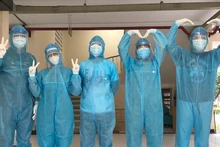 Nhóm sinh viên ngành Y học dự phòng, Trường đại học Nguyễn Tất Thành thực hiện công tác tại khu cách ly Quận 9, TP Hồ Chí Minh