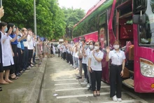 Đến nay, có gần 1.000 cán bộ, bác sĩ, sinh viên Đại học Y - Dược Thái Nguyên chi viện cho các tỉnh chống dịch. (Ảnh: TTXVN)