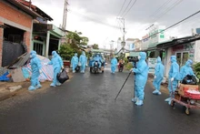 Lấy mẫu xét nghiệm cho người dân liên quan vợ chồng anh P. làm lây lan dịch bệnh tại thị trấn Thủ Thừa, huyện Thủ Thừa (Long An).