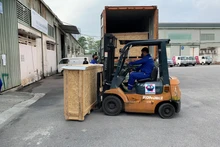 Vận chuyển thiết bị thu vé tự động xuống nhà ga.