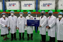 Thứ trưởng Nguyễn Trường Sơn và Tổng lãnh sự Australia Julianne Cowley tại lễ bàn giao 403.000 liều vaccine. (Ảnh: HÀ VĂN ĐẠO)