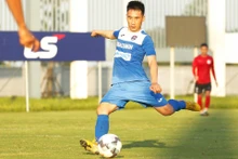 Đội trưởng Nguyễn Hải Huy băn khoăn liệu bao giờ anh và các đồng đội mới nhận được khoản tiền lương thưởng. (Ảnh: TTXVN)