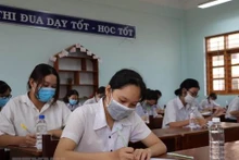 Thí sinh Bình Định làm bài thi môn Ngữ văn, sáng 6/8. Ảnh: TƯỜNG QUÂN/TTXVN