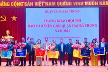 Ban Tổ chức trao giải cho các báo cáo viên. (Ảnh: NGỌC HIỆP)