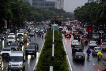 Nhiều đoạn đường bị ùn tắc cục bộ do mưa lớn khiến đường trơn và ngập nước. (Ảnh: Minh Duy)