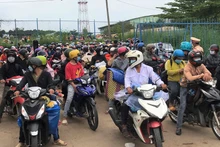 Người dân trước khi xuất phát về quê tại sân vận động huyện Trảng Bom, tỉnh Đồng Nai.