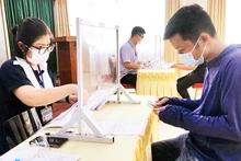 Người lao động ở quận Hoàn Kiếm nhận tiền từ gói hỗ trợ 26 nghìn tỷ đồng. (Ảnh: Thủy Trúc)