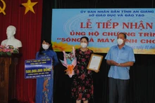 Doanh nghiệp hỗ trợ máy tính bảng giúp học sinh nghèo.