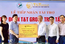 Ông Nguyễn Tất Thắng, Phó Tổng Giám đốc Tập đoàn T&T Group trao ủng hộ cho TS, BS Nguyễn Văn Thường, Giám đốc Bệnh viện đa khoa Đức Giang.