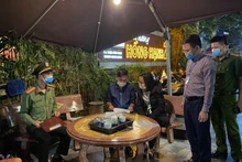 Đoàn kiểm tra của TP Hạ Long và lực lượng chức năng kiểm tra nhà hàng Hồng Hạnh 2, phường Hồng Hải.