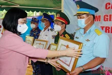 Phó Chủ tịch UBND tỉnh Đồng Nai Nguyễn Thị Hoàng trao bằng khen tặng các đơn vị quân đội.