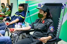 Các cán bộ, chiến sĩ Công an nhân dân hiến máu sau Lễ ra mắt Câu lạc bộ “Phản ứng nhanh hiến máu tình nguyện”. 