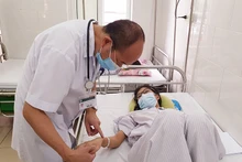 PGS, TS Đỗ Duy Cường thăm khám cho bệnh nhân sốt xuất huyết.