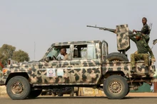 Lực lượng an ninh Nigeria tuần tra trong chiến dịch giải cứu các nữ sinh bị bắt cóc ở Jangebe, Zamfara, ngày 3/3/2021. (Ảnh: Reuters)