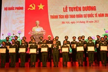 Bộ trưởng Quốc phòng Phan Văn Giang trao tặng Bằng khen cho đại diện tập thể, cá nhân có thành tích xuất sắc trong tham gia Army Games 2021.