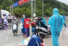 Tình nguyện viên hỗ trợ người dân tại Trạm trung chuyển Hầm Hải Vân. 