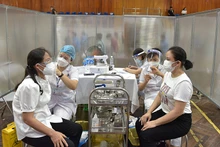 Nhà nước đặt ưu tiên đẩy nhanh tiến độ và quy mô tiêm chủng về các địa phương. (Ảnh: ĐĂNG ANH)