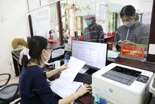 BHXH huyện Yên Mô (Ninh Bình) tiếp nhận hồ sơ hỗ trợ người lao động bị ảnh hưởng dịch Covid-19.