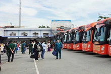Người dân được các đơn vị hỗ trợ về quê miễn phí sáng 26/10 tại bến xe Miền Tây.