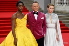 Nam diễn viên Daniel Craig và các nữ diễn viên trong phim tại buổi công chiếu phim. (Ảnh: Reuters)