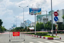 UBND thành phố Bạc Liêu phong tỏa khu vực đường Trần Huỳnh. (Ảnh Trọng Duy)