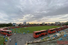 Sáng 8/10, 30 xe khách giường nằm của Công ty CP xe khách Phương Trang Futa Buslines đưa gần 660 công dân từ Bình Dương về Phú Yên an toàn. (Ảnh: TRÌNH KẾ)