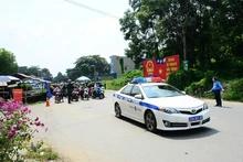 Các lực lượng chức năng bố trí phương tiện vận chuyển người dân.